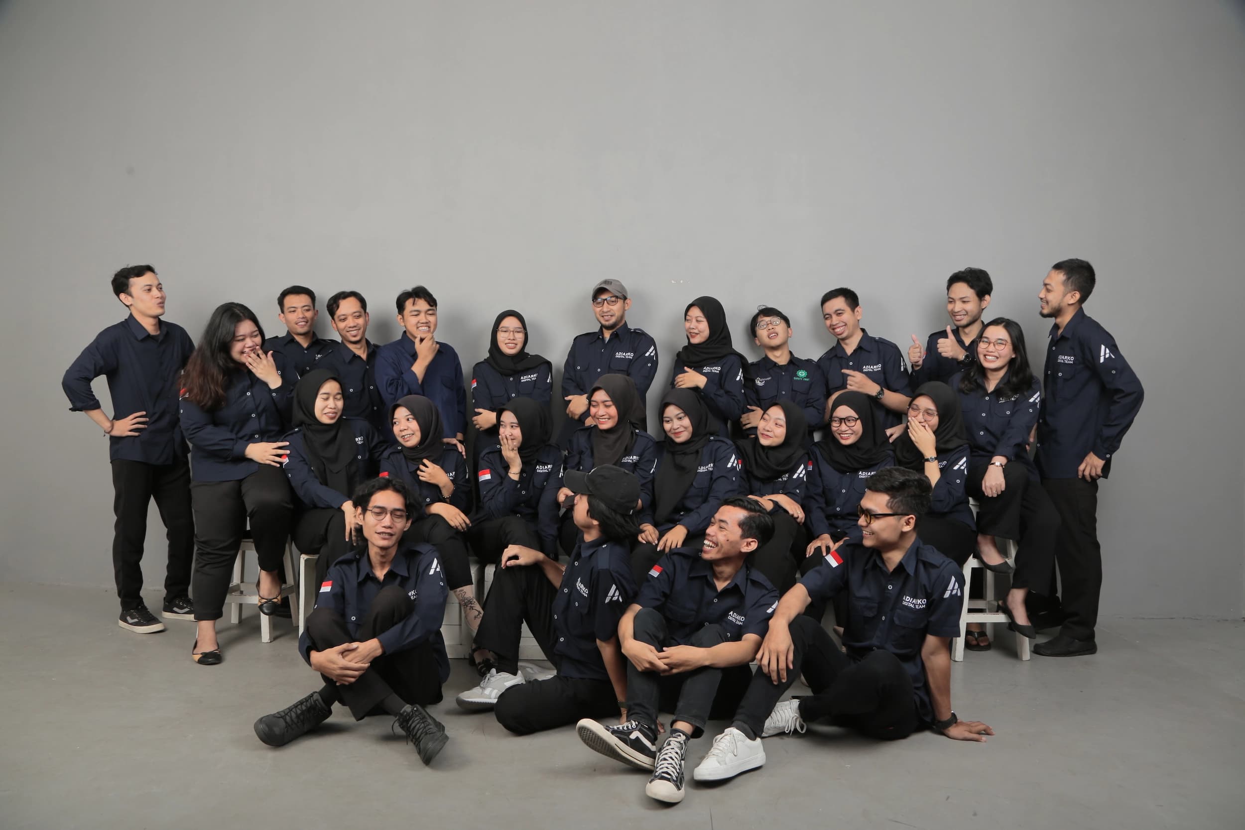 Foto tim Adiarko sedang bekerja bersama.